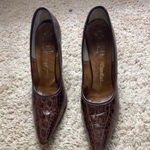 Lightly Used Size 10 Brown Alligator Skin 2 1/2 inch Pumps Thos Cory